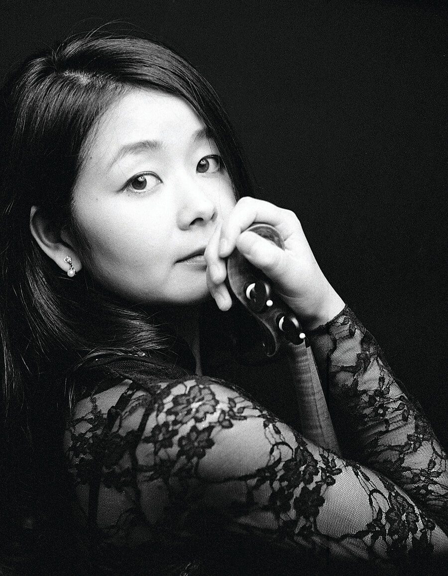 Tomoe Badiarova portrait with violin