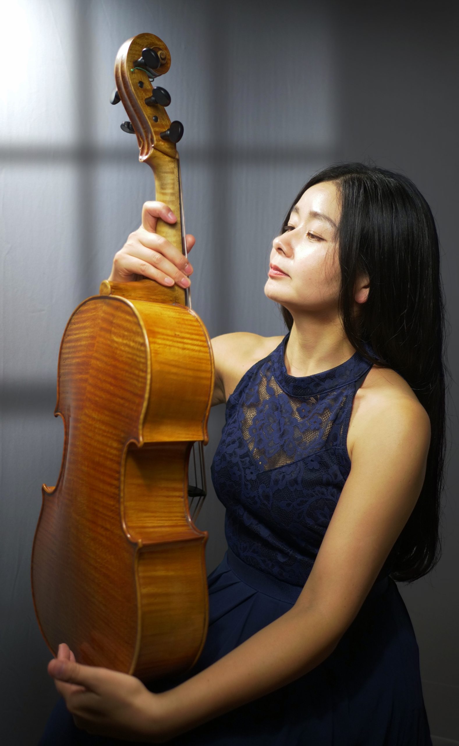 Tomoe Badiarova with violoncello da spalla